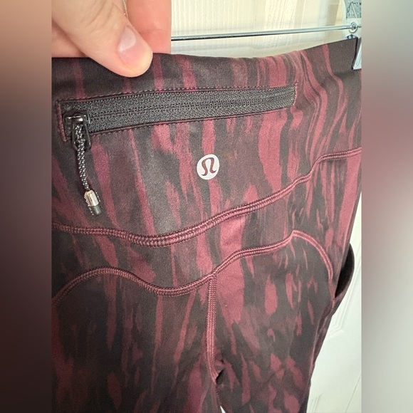 Lululemon Speed Tight IV | Painted Animal Bordeaux Drama Black | Size 6 - Picture 10 of 16